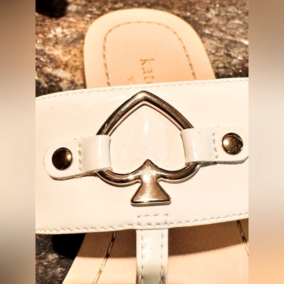 🚨SOLD🚨 KATE SPADE NEW YORK Cassia NEW White Patent Thong Flats Sandals Size 8.5 - Picture 7 of 16